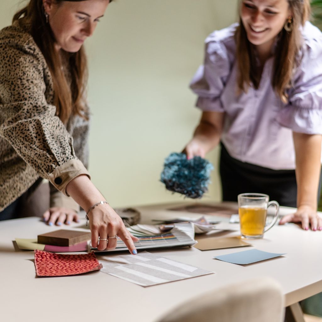Sanne en Sjoske aan de eettafel met kleur- en materiaalstalen