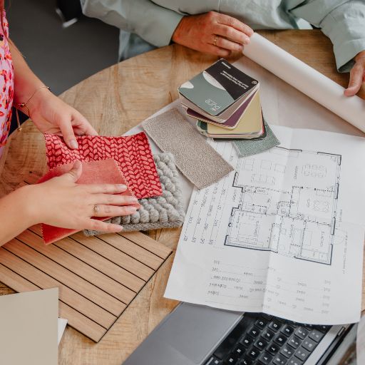 Plattegrond met kleur- en materiaalstalen voor een compleet interieuradvies