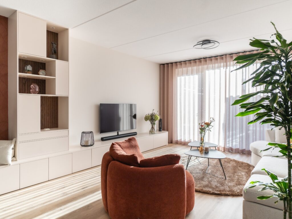 Warme woonkamer in terra en beige in een nieuwbouwhuis in Gouda