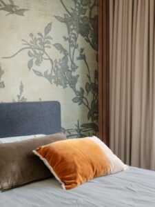 Slaapkamer interieuradvies nieuwbouwhuis in Pijnacker. Rust en eenheid op de slaapkamer. Groen botanisch behang.