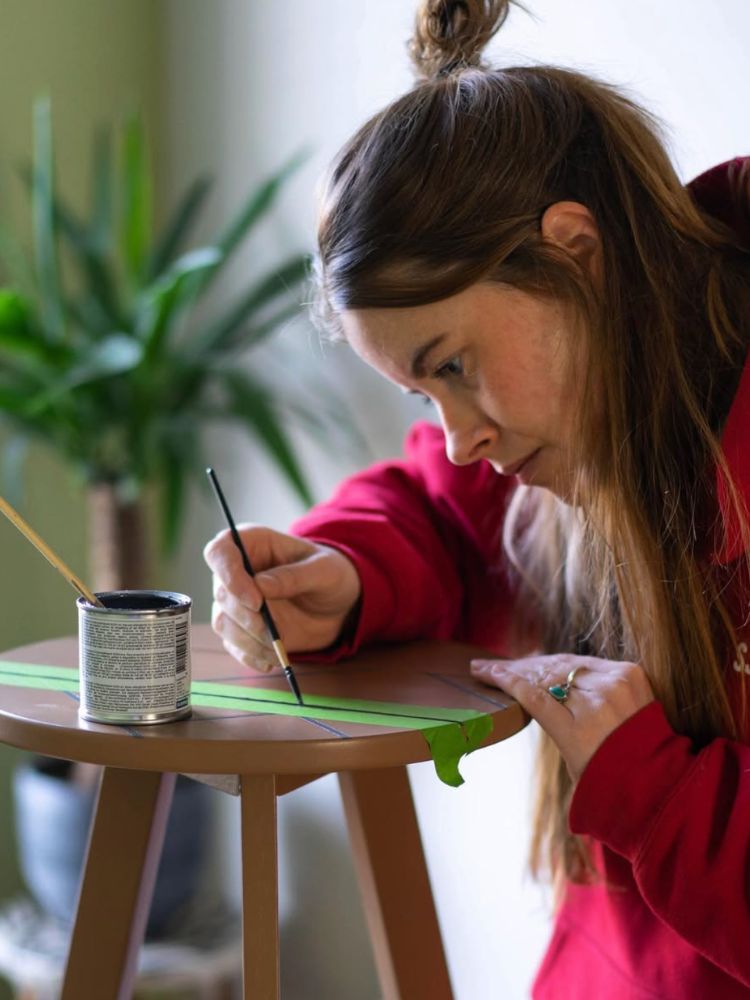 Tafeltje schilderen met een fijn penseel en schilderstape - duurzaam opknappen in plaats van nieuw kopen